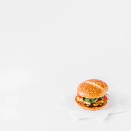 hamburger fresco su carta velina con sfondo bianco