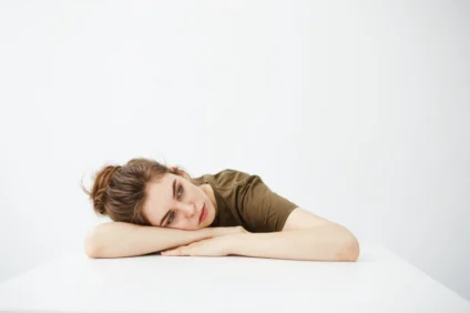 donna giovane stanca