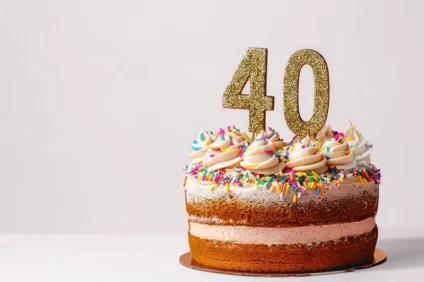 torta di compleanno con numero 40 sopra