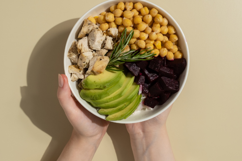 La relazione tra trigliceridi alti e alimentazione: cosa mangiare e cosa evitare.